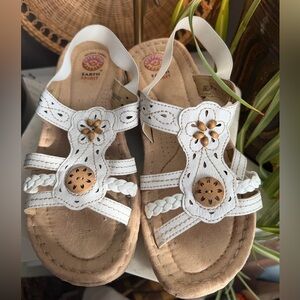 Earth Spirit White Leather Beaded comfort Sandals Size 8.5
